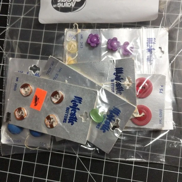 Massive vintage button bundle close to 5lbs - Picture 9 of 13